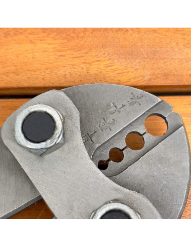 Pinza per impiombature